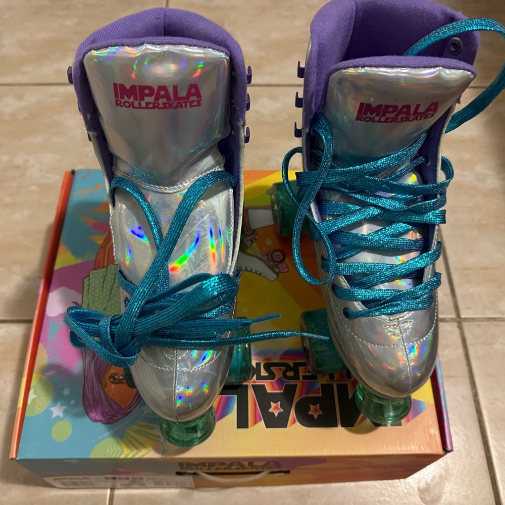 Holographic Roller Skates - Picture 2 of 4
